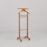 536777 Valet stand